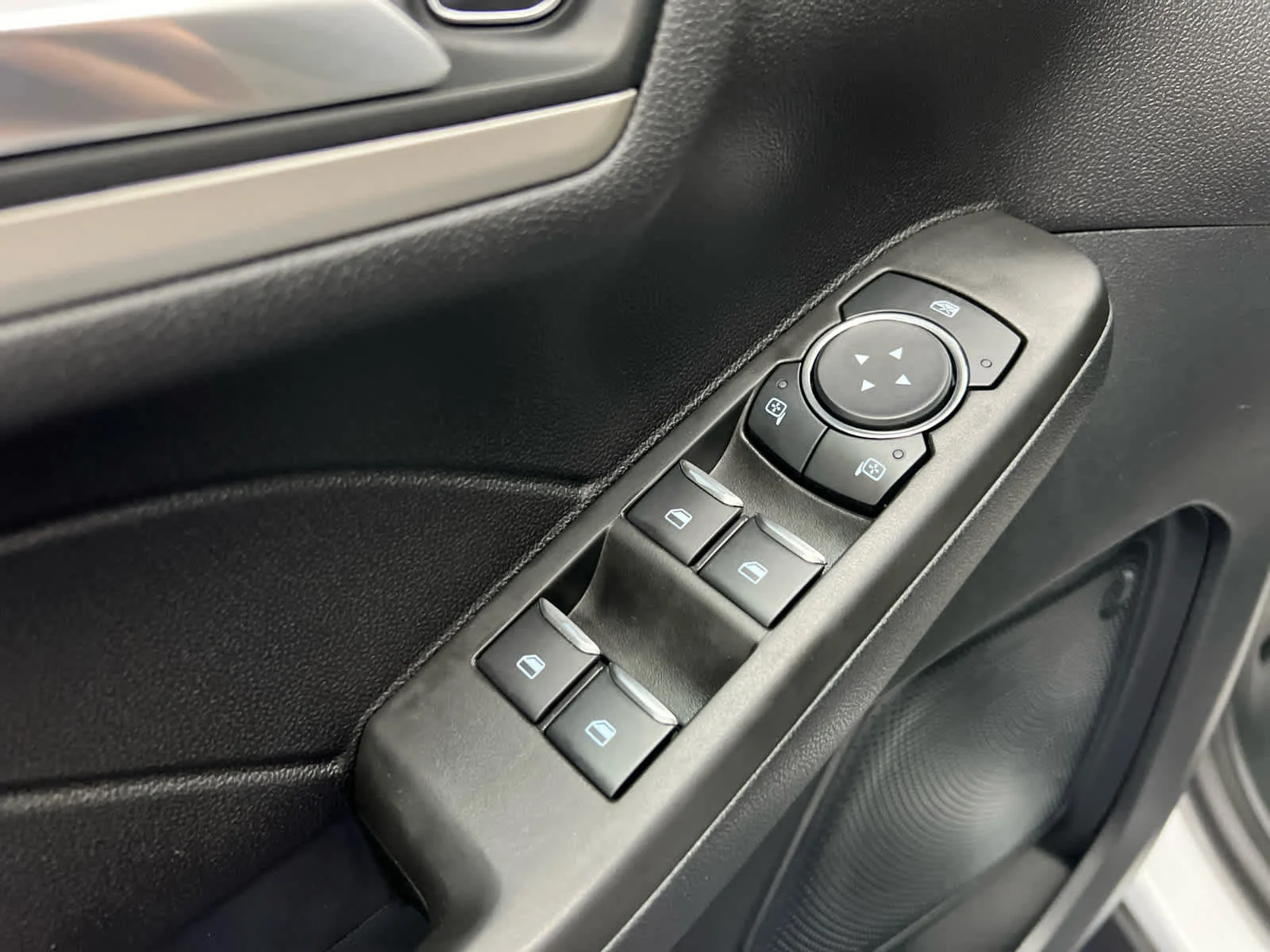 Used 2021 Oxford White Ford SE image 11
