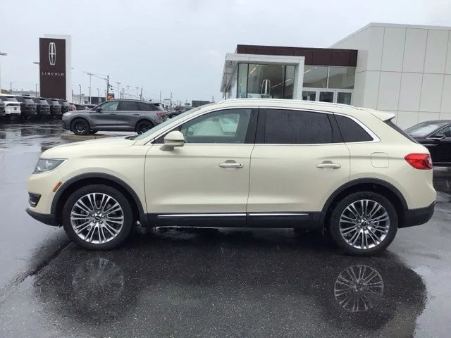 Used 2016 Platinum Dune Metallic Lincoln Reserve image 6