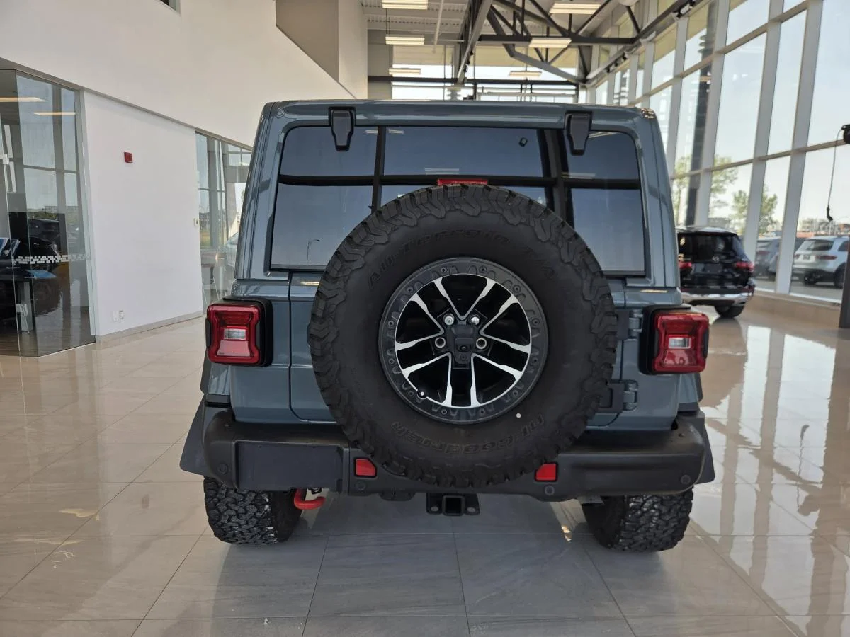 Used 2024 Silver Jeep Rubicon X 4 portes 4x4 TOIT DUR CUIR SIEGES ET VOLANTS CHAUFFANTS CAMÉRA AIR BLUETOOTH image 4