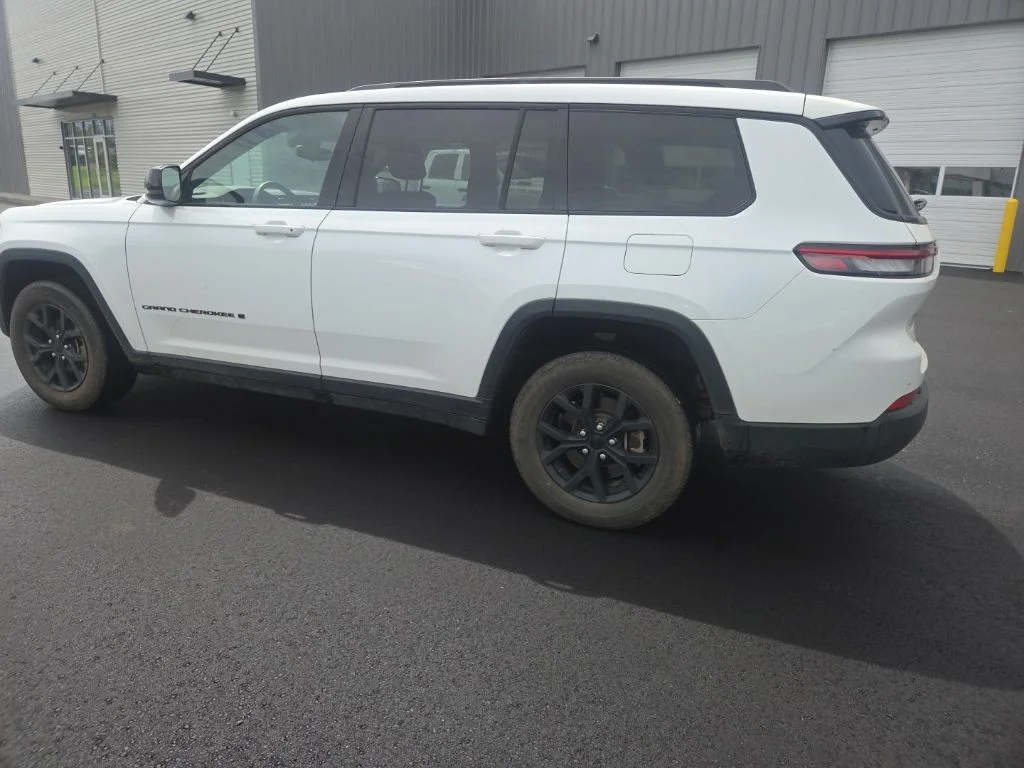 Used 2024 White Jeep Altitude image 6