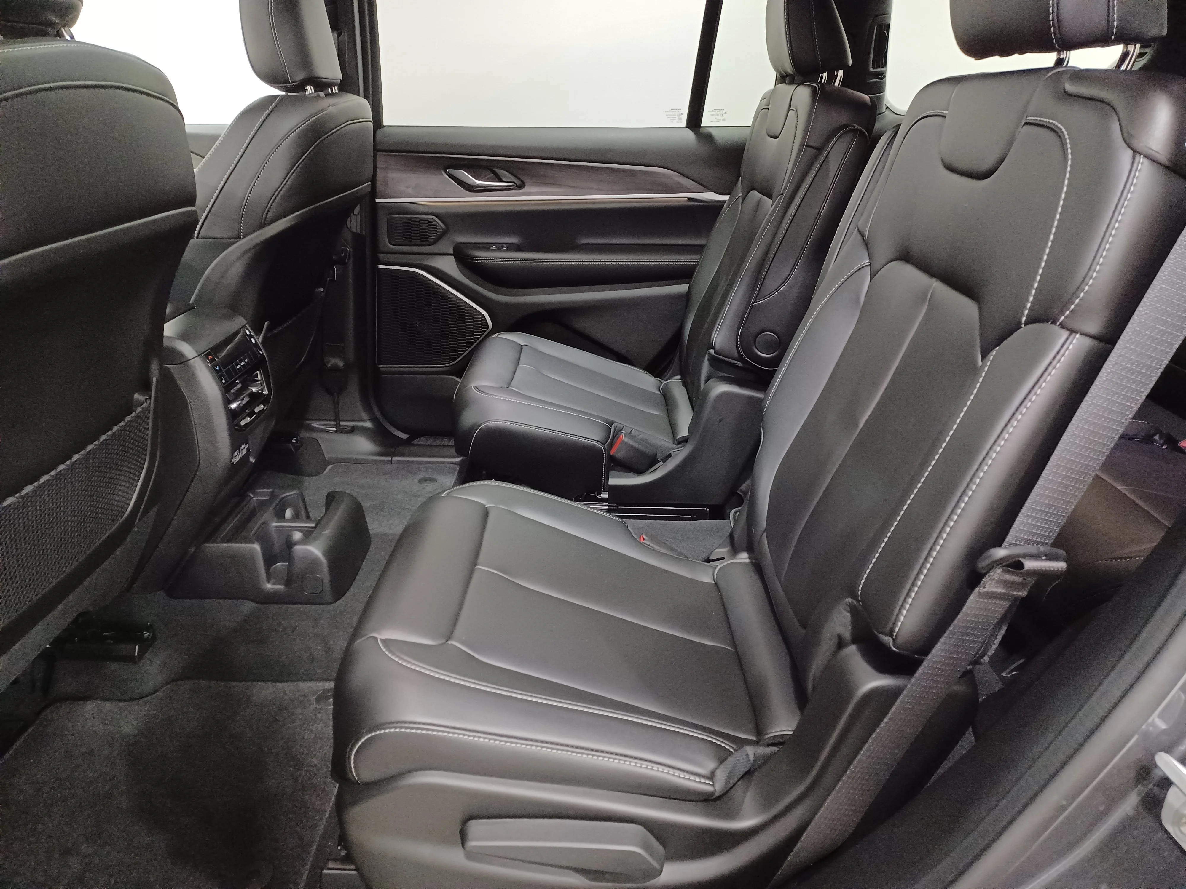 Used 2025 Baltic Grey Metallic Jeep Limited 4x4*6 Pass | Only 151km! | Adaptive Cruise | Remote Start | Nav | Htd Leather | Pano Roof image 11
