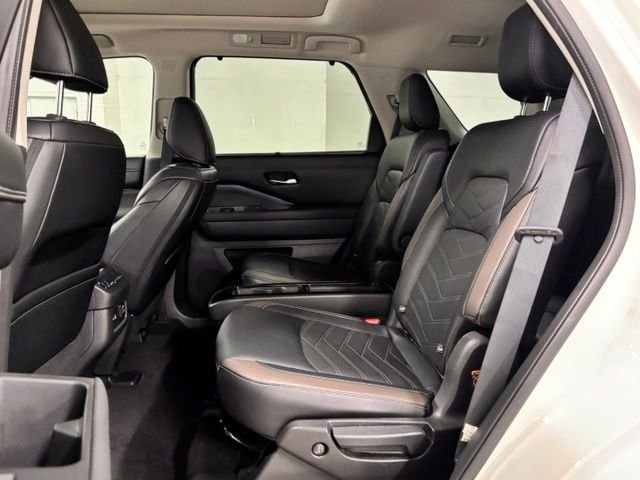 Used 2023 White Nissan Platinum image 20
