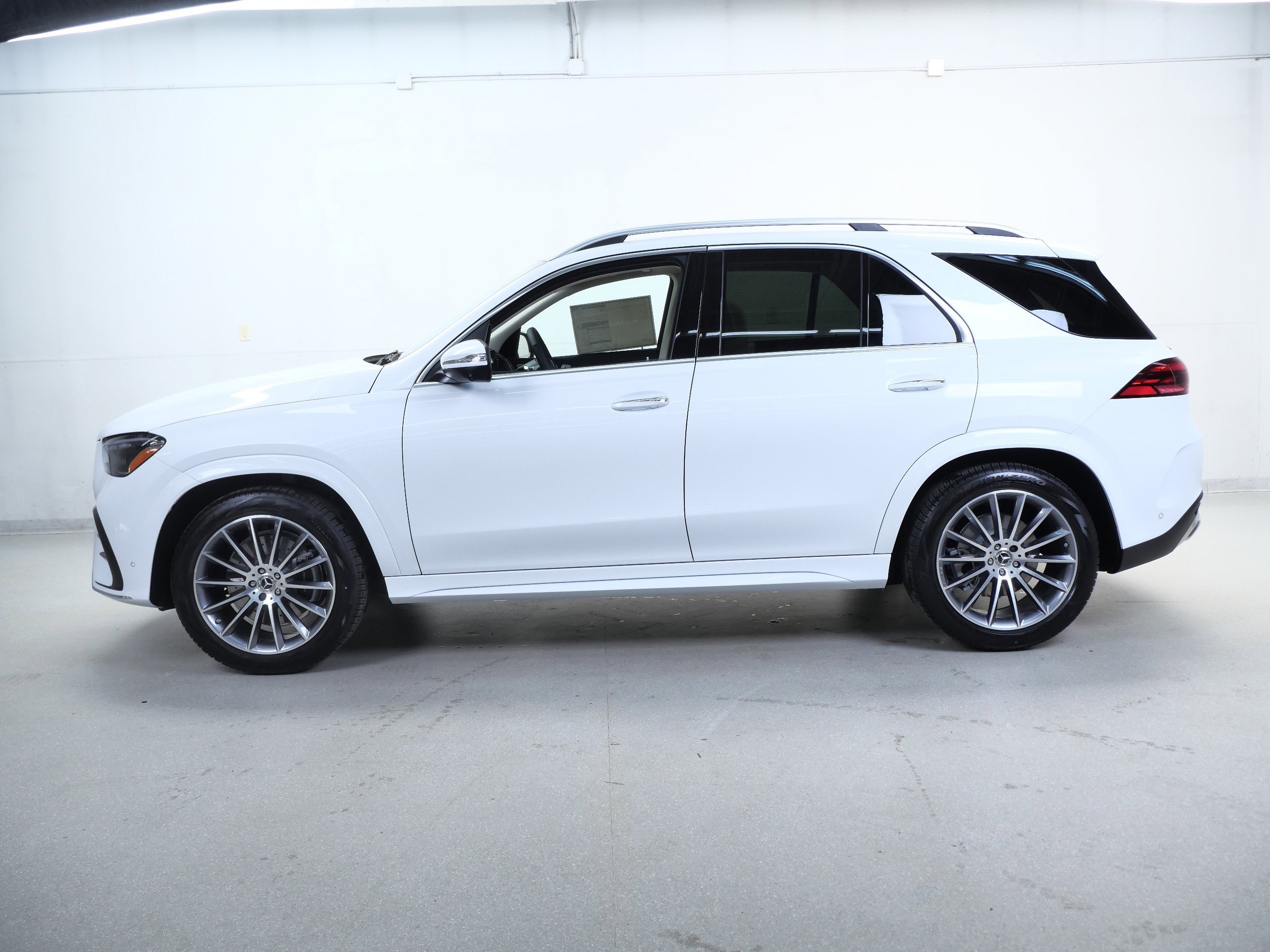 New 2026 MANUFAKTUR Moonlight White Metallic Mercedes-Benz GLE 350 image 5