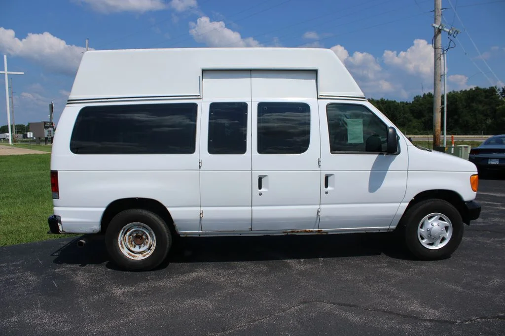 Used 2007 White Ford Commercial image 21