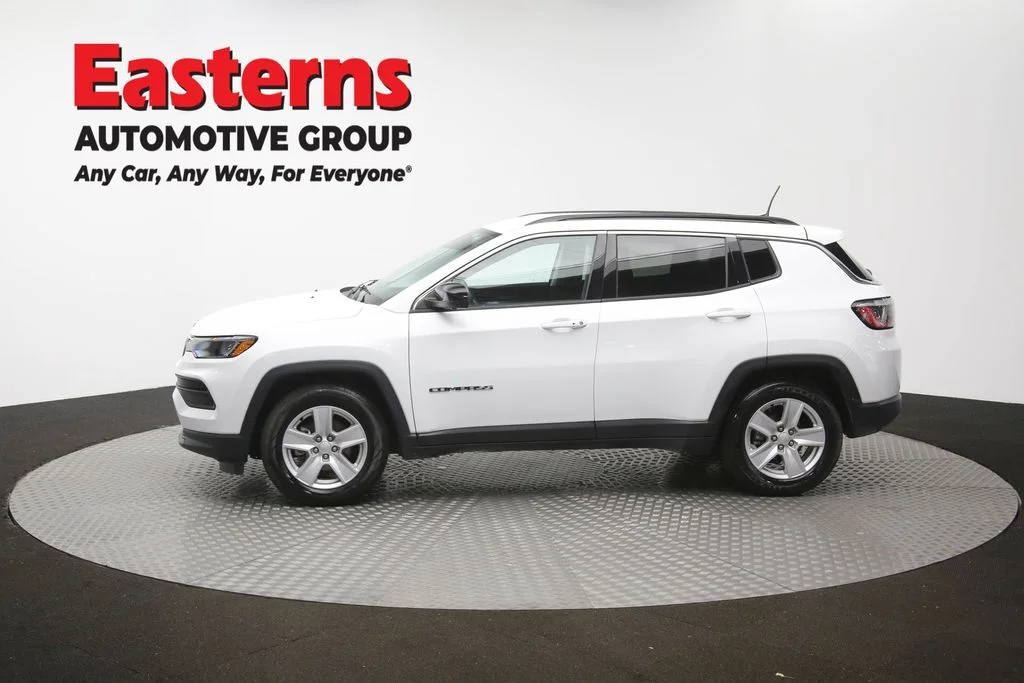 Used 2022 White Jeep Latitude image 59