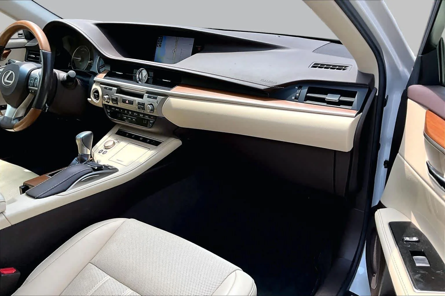 Used 2018 Eminent White Pearl Lexus  image 18