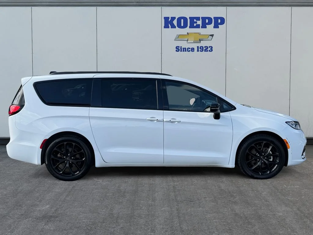 Used 2025 Bright White Clearcoat Chrysler Limited image 6