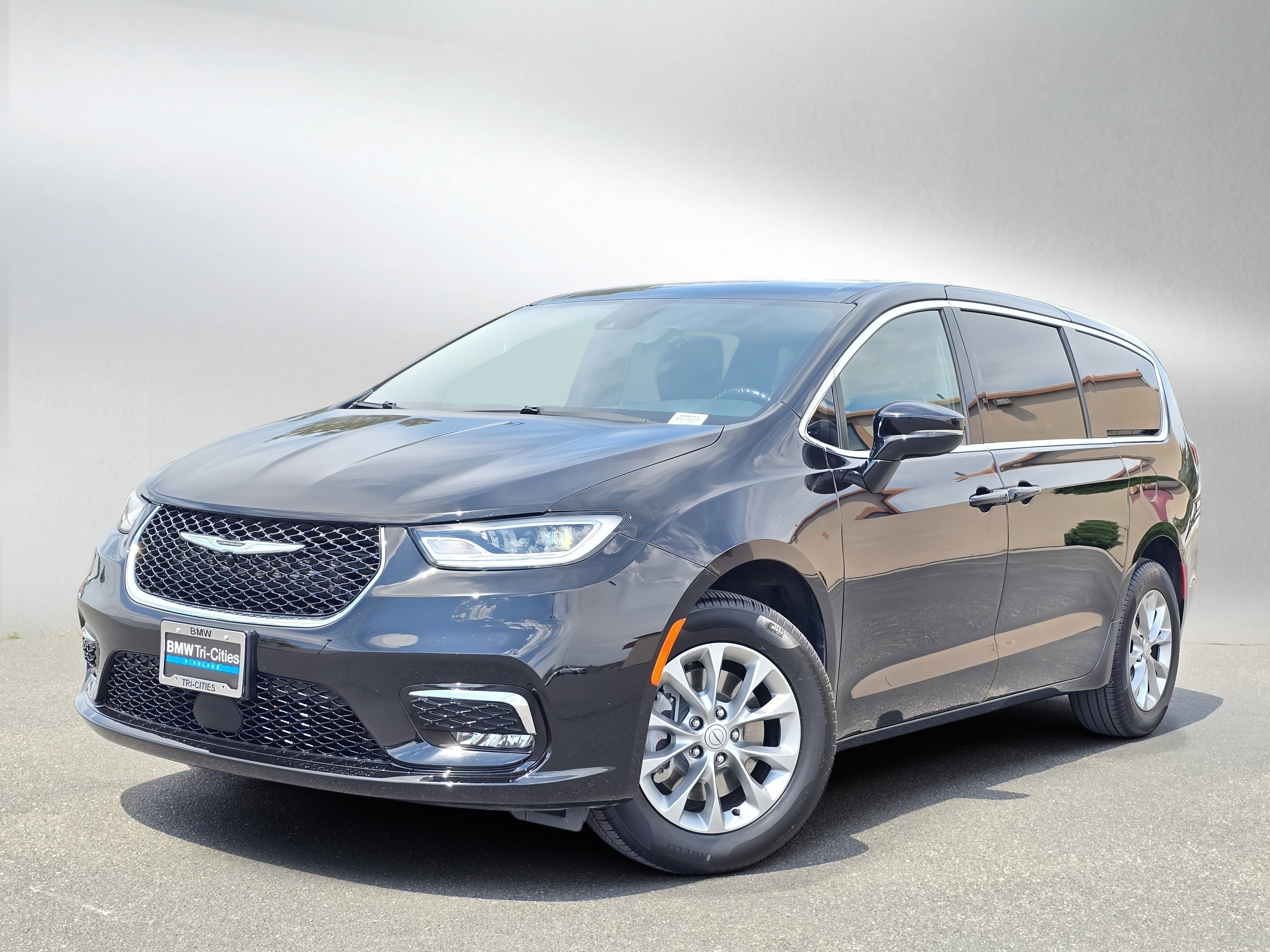 2026 Chrysler Pacifica Select AWD's photo