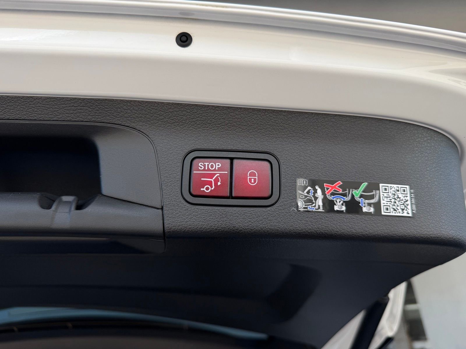 New 2026 MANUFAKTUR Moonlight White Metallic Mercedes-Benz GLS 450 image 23
