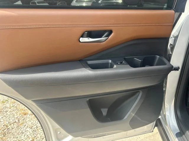 Used 2025 Silver Nissan Platinum image 15