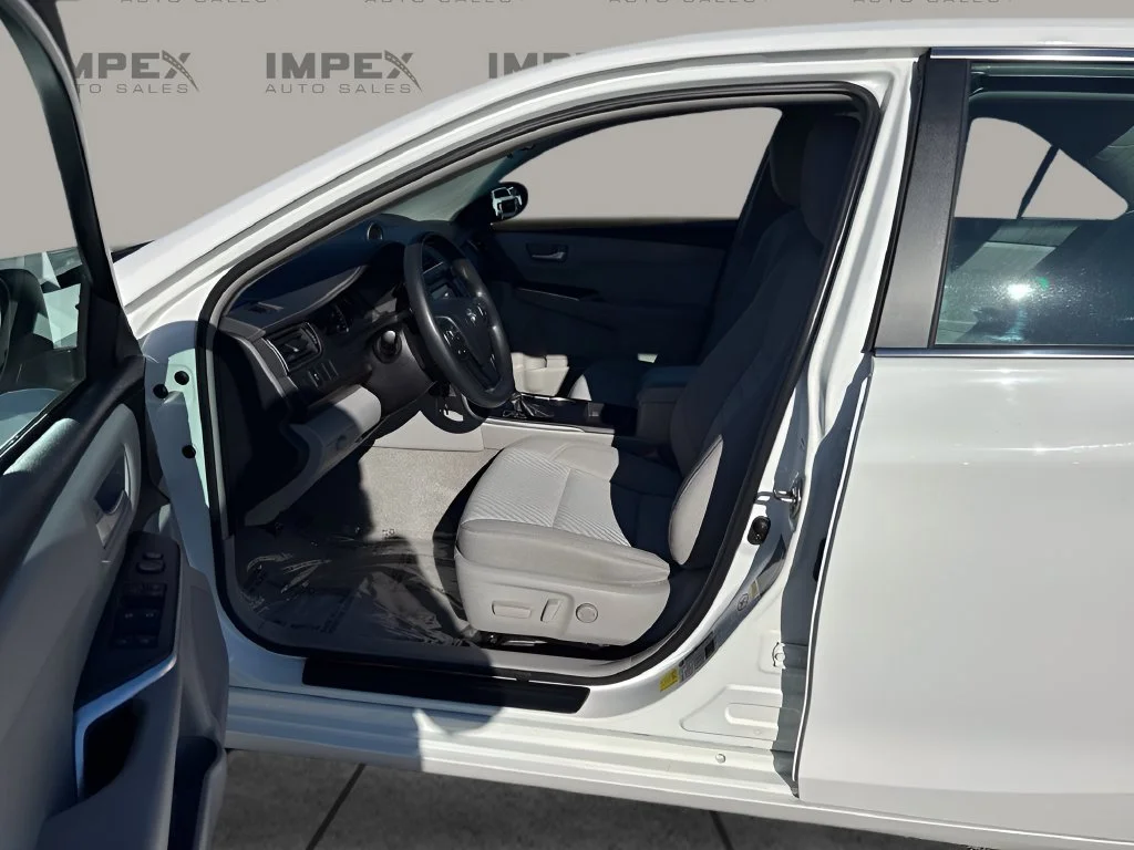 Used 2015 White Toyota LE image 29