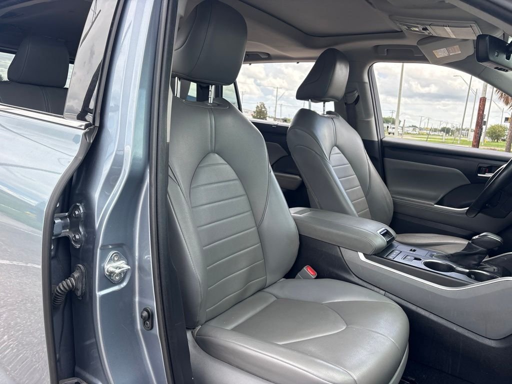 Used 2021  Toyota XLE image 15