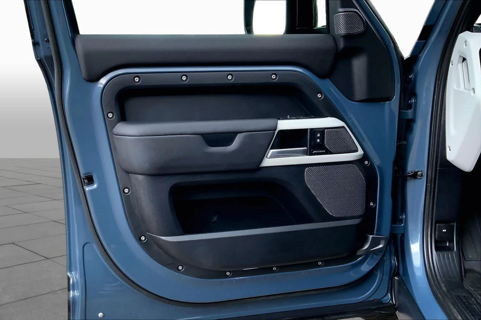 Used 2024 Tasman Blue Metallic Land Rover S image 20
