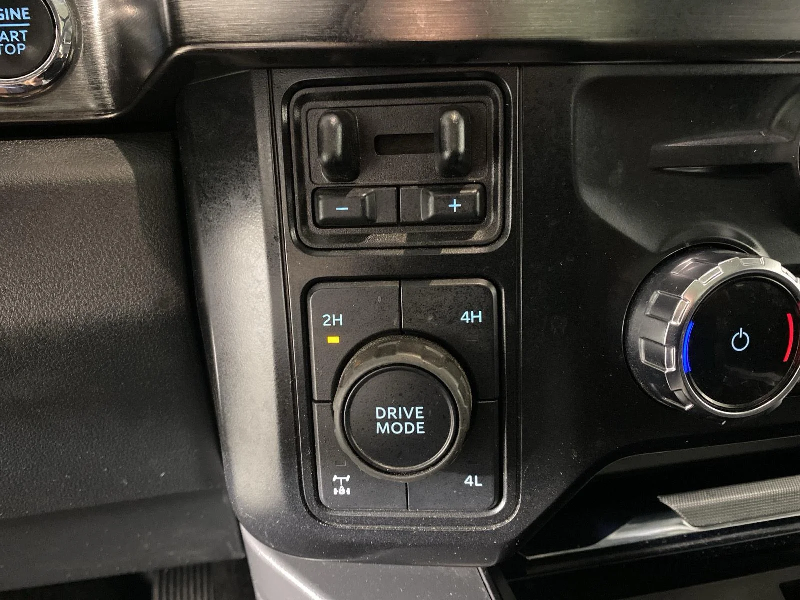 Used 2024  Ford LARIAT image 26