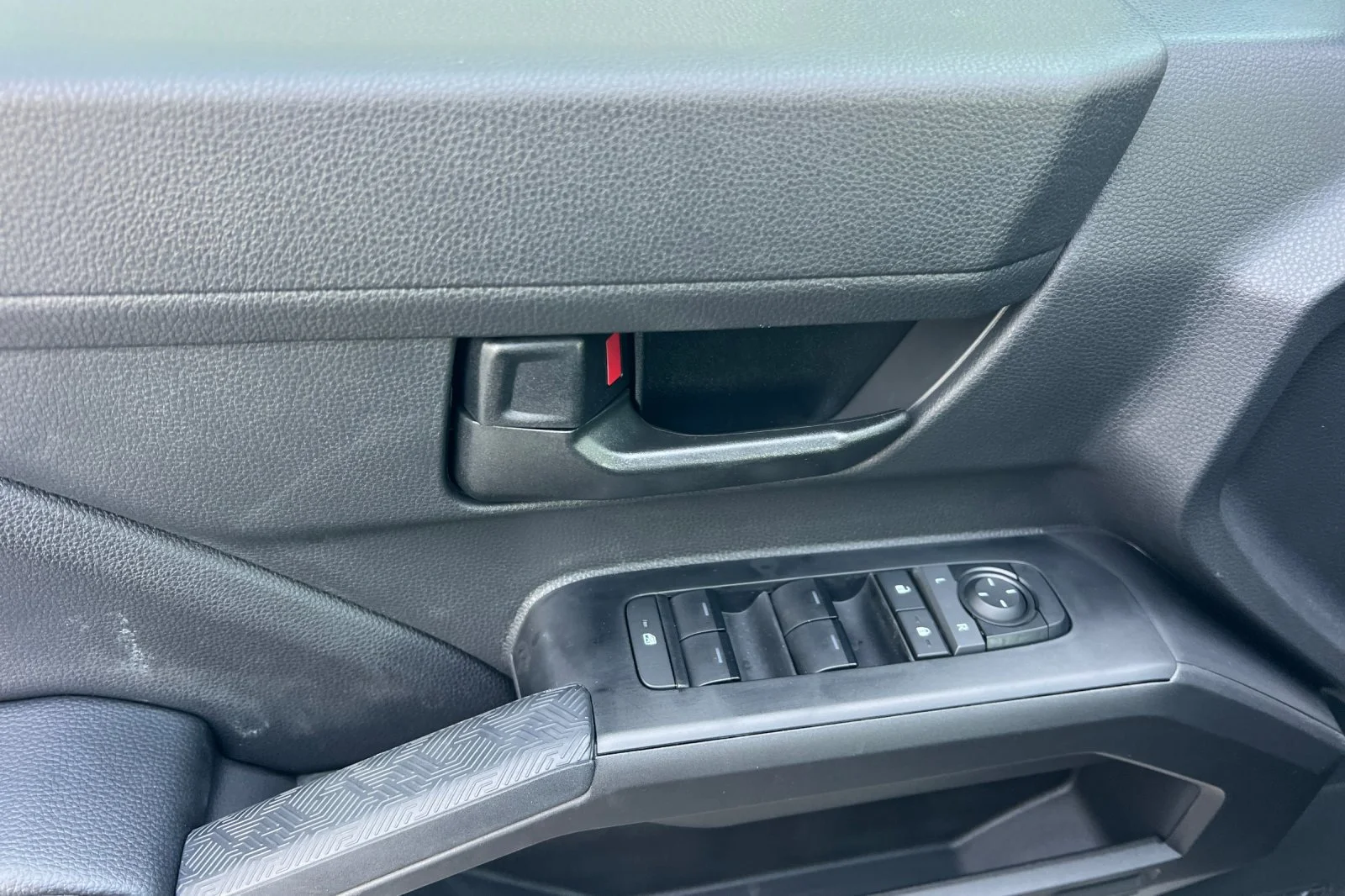 2026 Toyota Tacoma SR5 - Photo 8