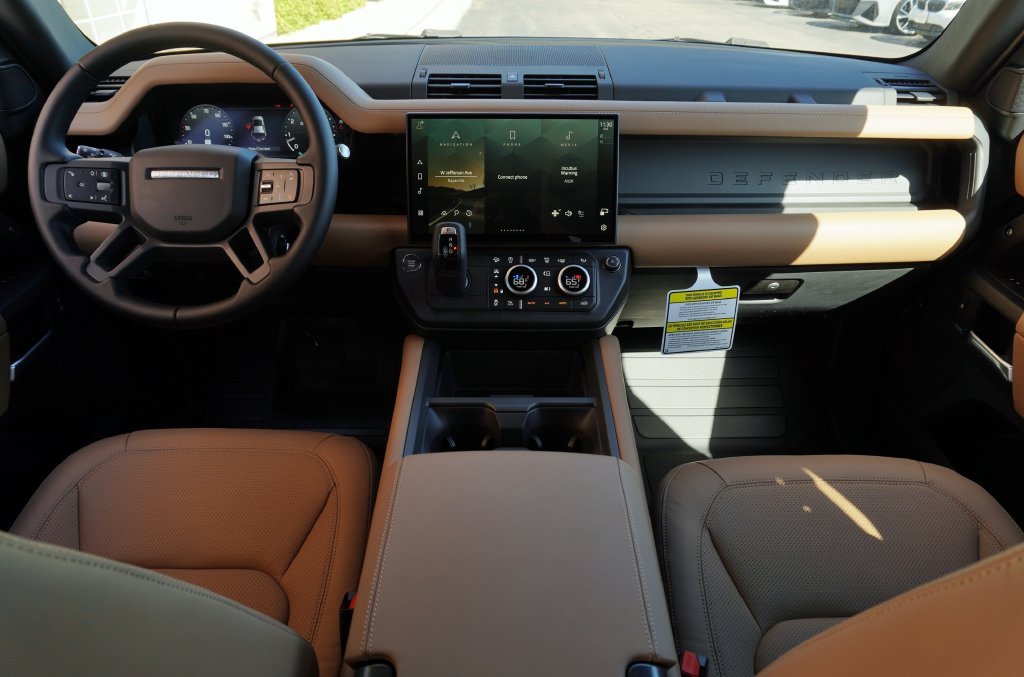New 2026 Santorini Black Land Rover X-Dynamic SE image 9