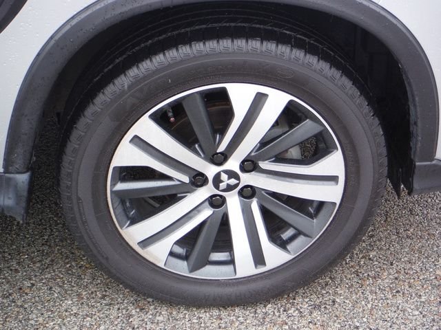 Used 2023  Mitsubishi  image 3