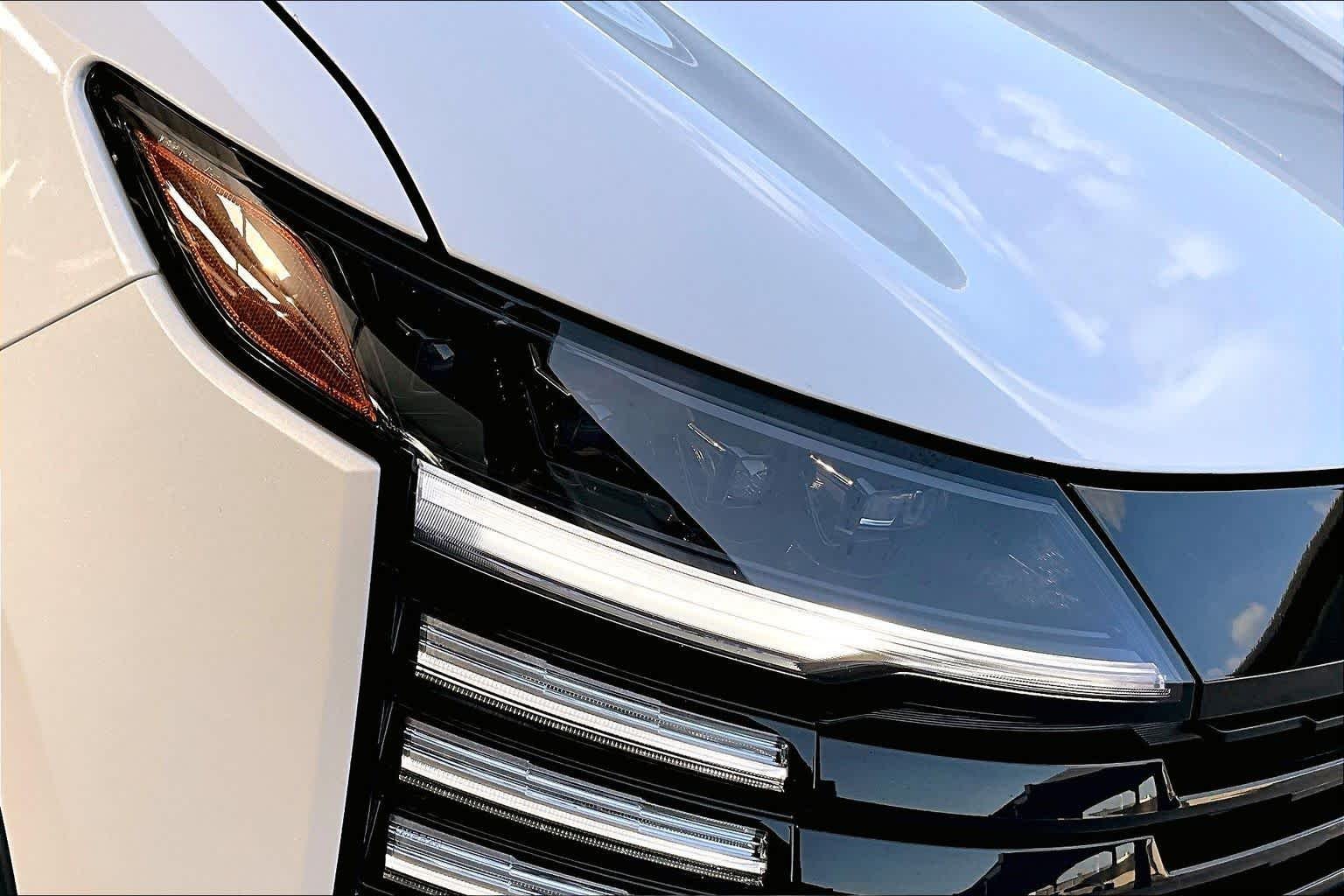 Certified Used 2025 Aspen White Tricoat Nissan SR image 27