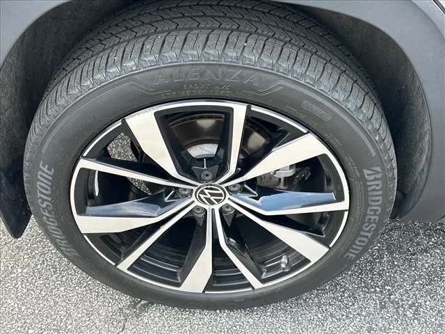 Used 2024  Volkswagen 2.0T SEL Premium R-Line image 34