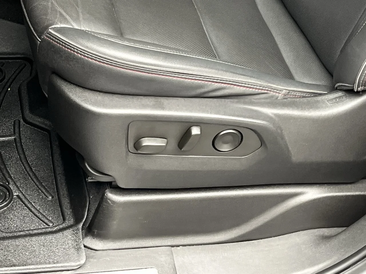 Used 2022 Summit White Chevrolet RST image 11