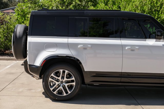 New 2026 Fuji White Land Rover X-Dynamic SE image 10
