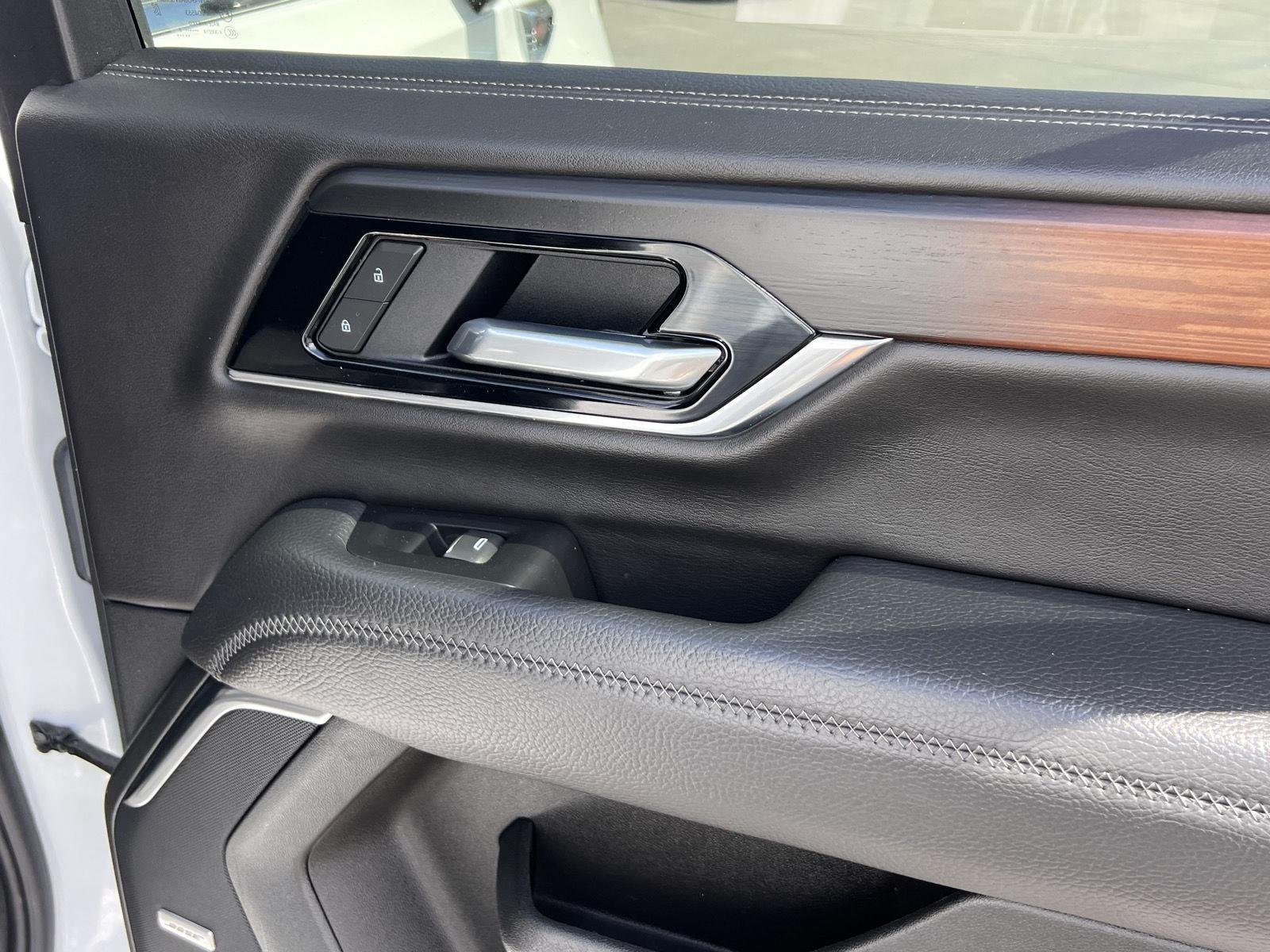 2025 GMC Yukon Denali - Photo 28