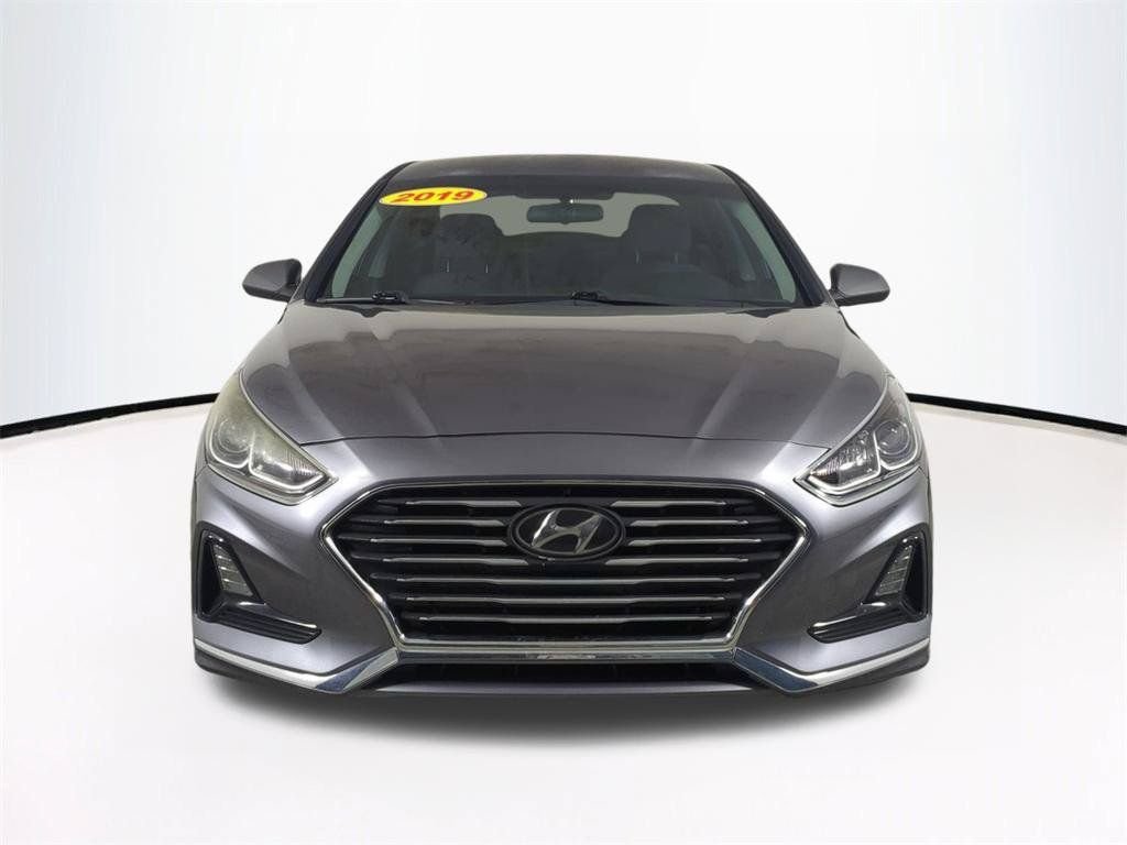 Used 2019 Gray Hyundai SE image 3