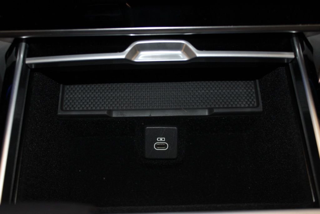 Used 2025 White Land Rover SE image 39