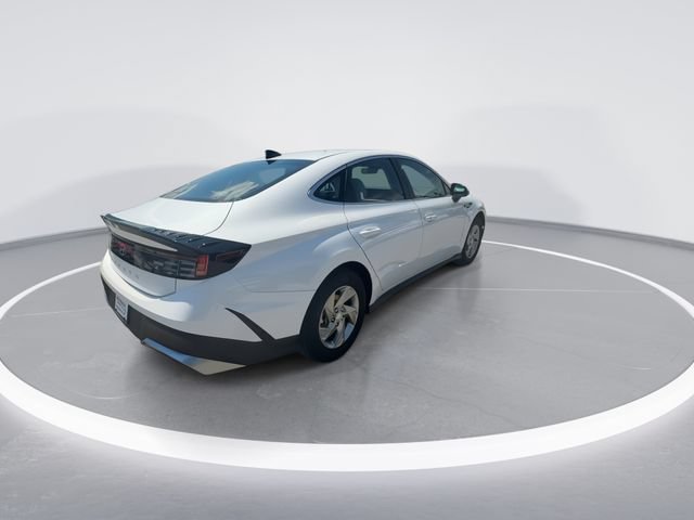 Used 2025 Serenity White Hyundai SE image 8