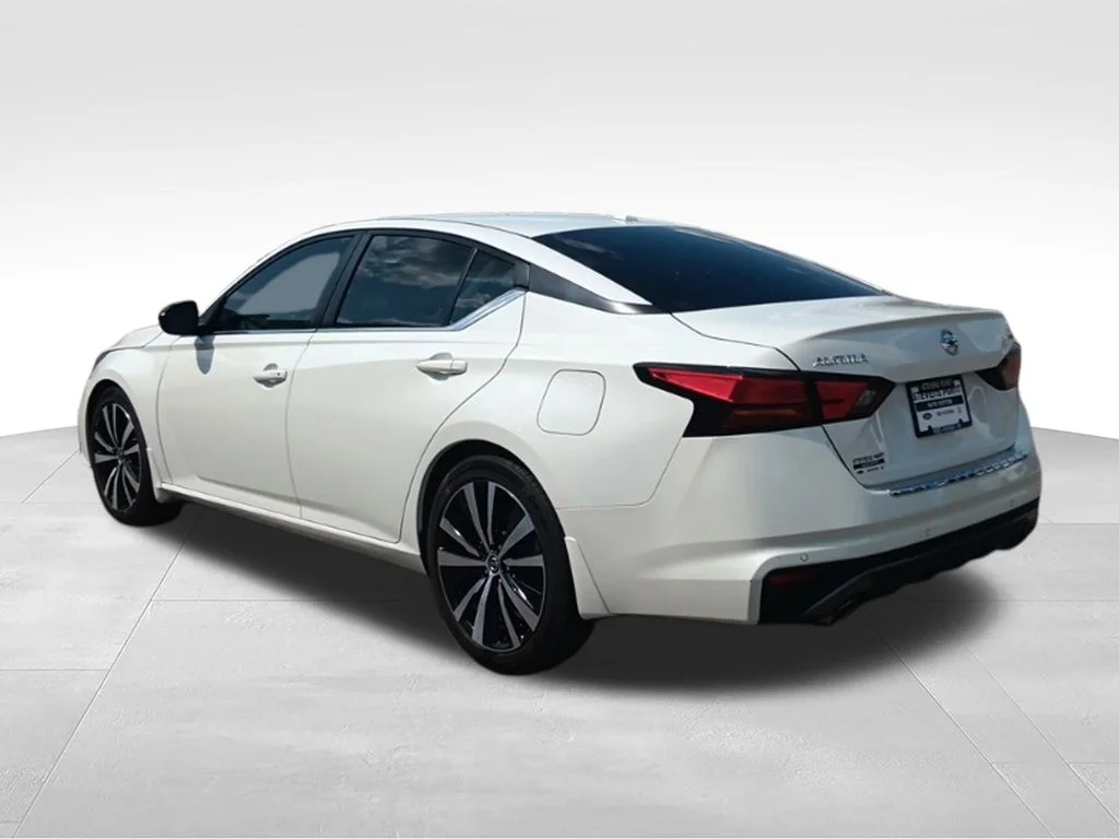 Used 2022 Pearl White Tricoat Nissan 2.5 SR image 4
