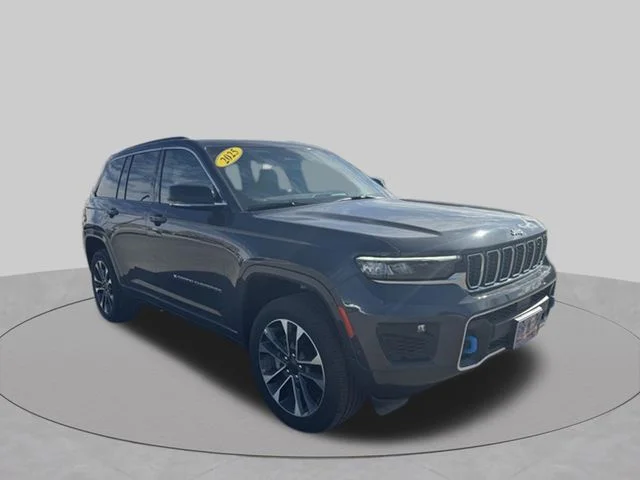 Used 2025 Gray Jeep Overland 4xe image 10