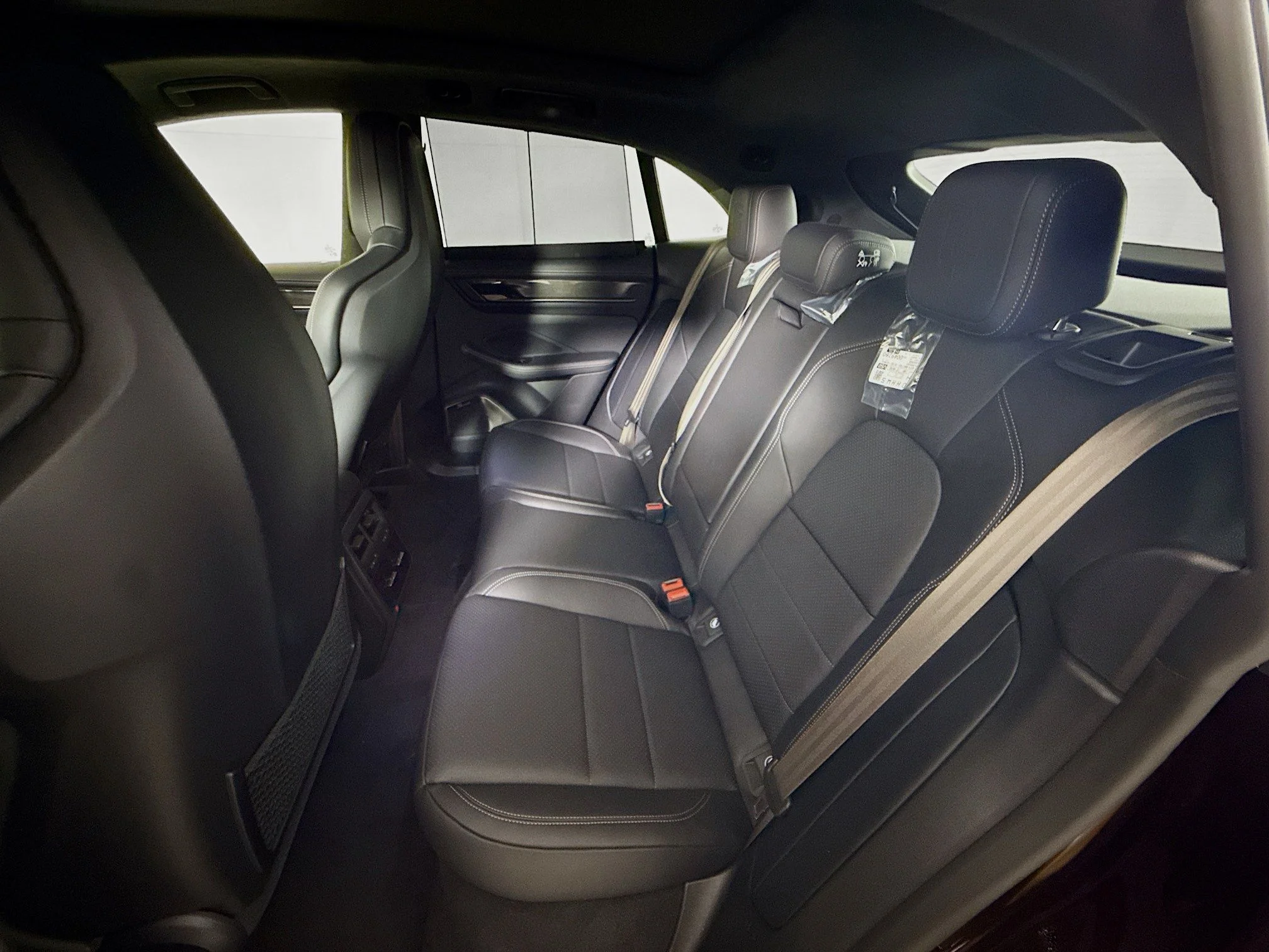 2025 Porsche Macan Turbo Electric - Photo 15