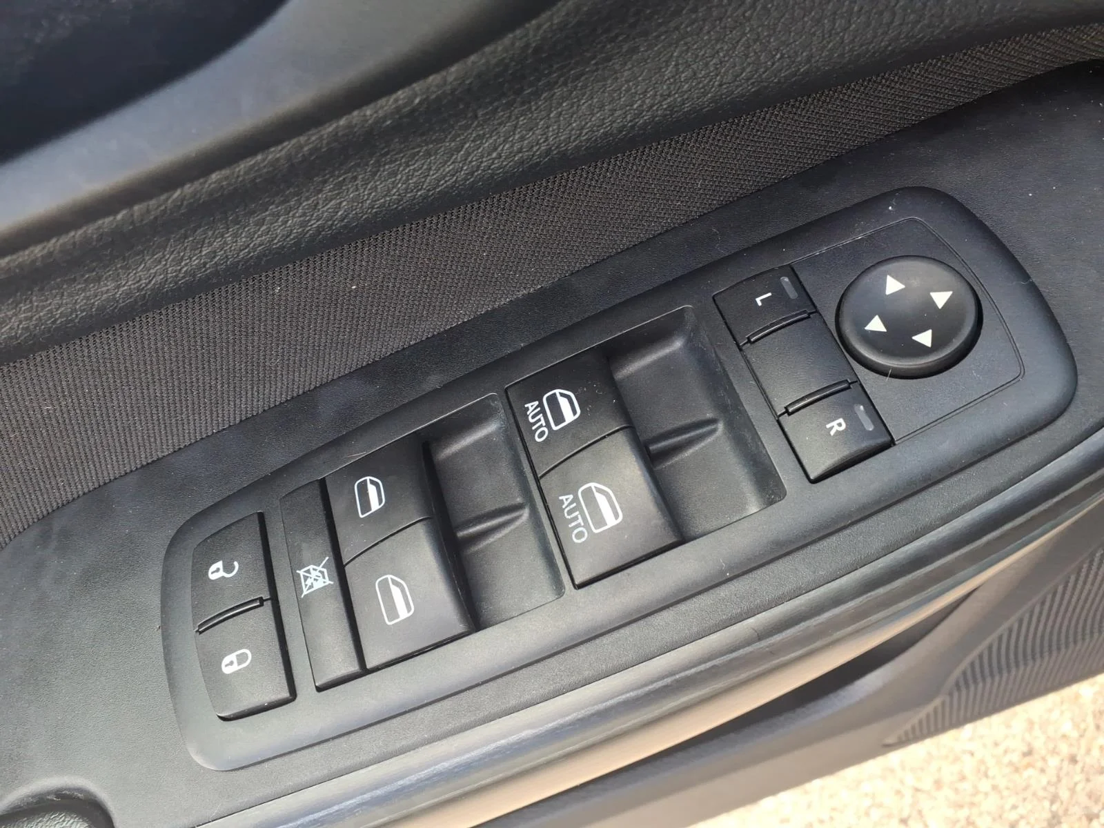 Used 2015 White Jeep 4WD 4DR LATITUDE image 17