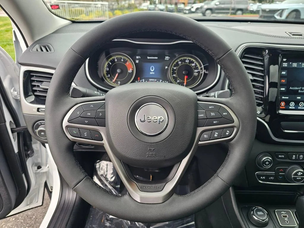 Used 2022  Jeep Limited image 25