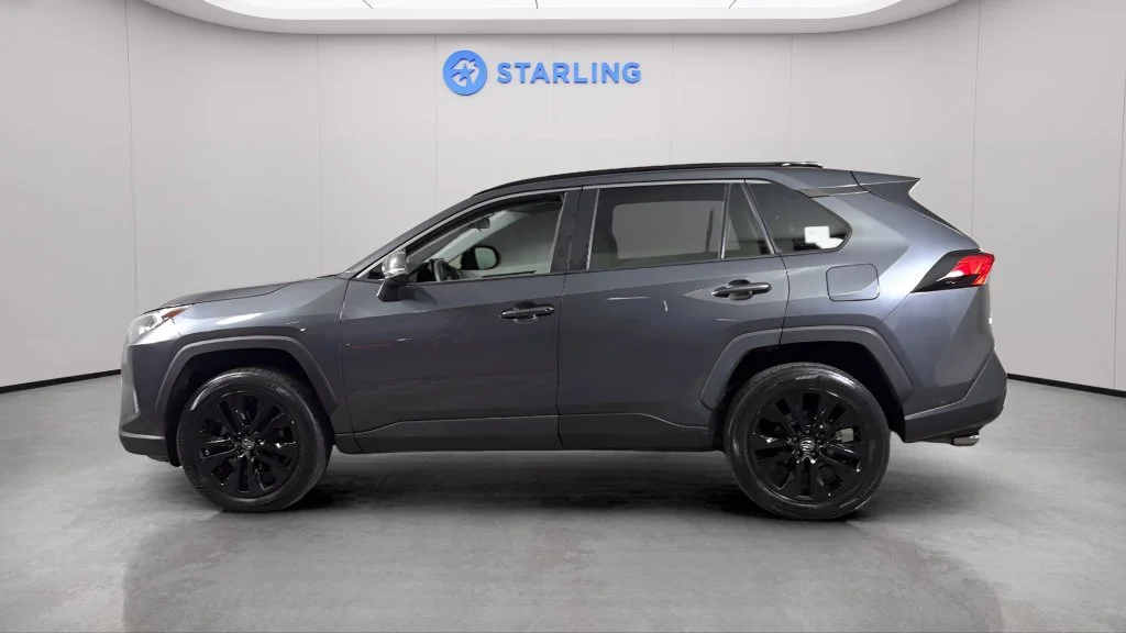 Used 2020  Toyota XLE Premium image 4