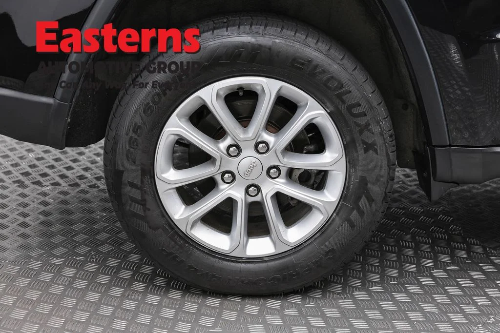 Used 2021 Black Jeep Laredo E image 31