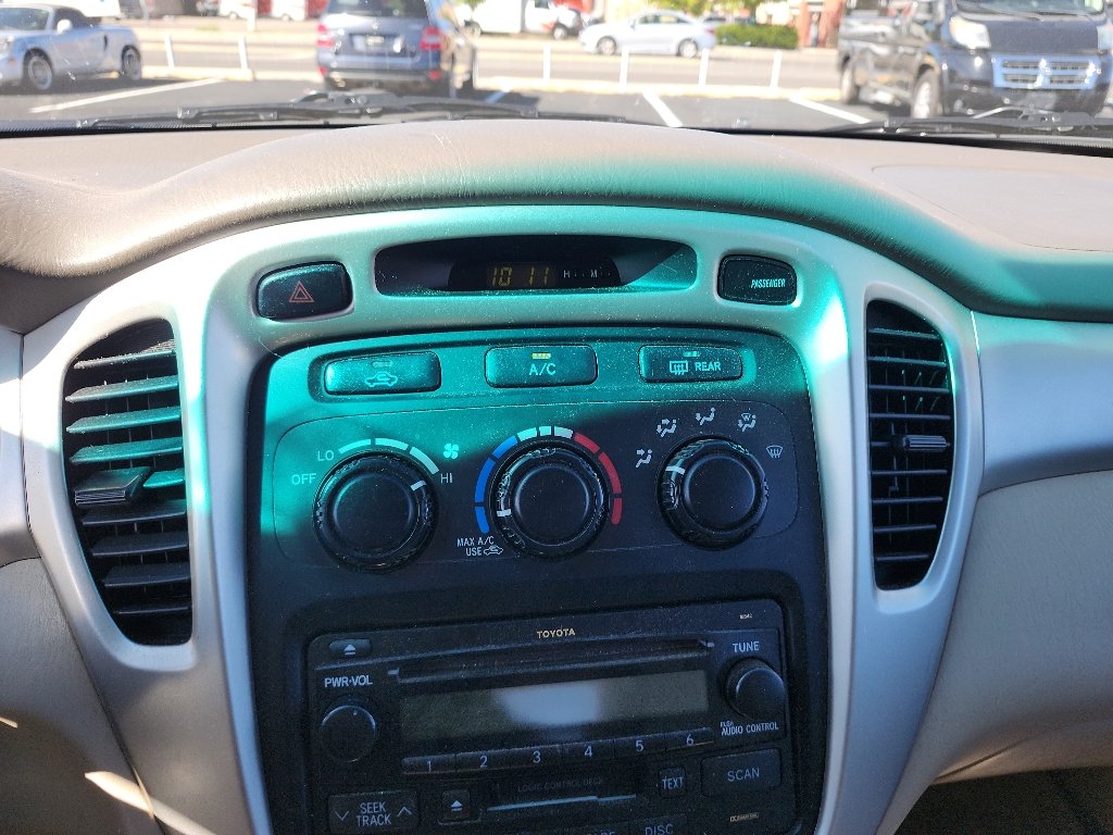 Used 2005  Toyota  image 21