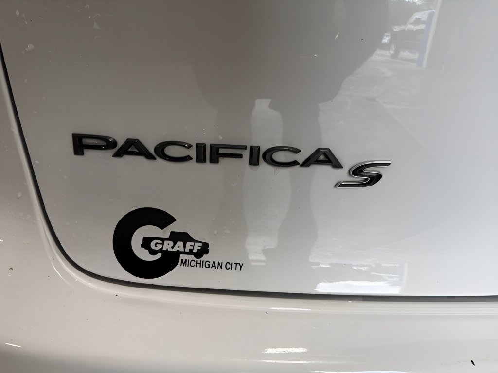 Used 2025  Chrysler Limited image 32