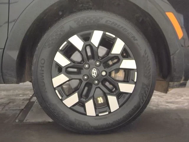 Used 2025 Black Hyundai SEL image 21