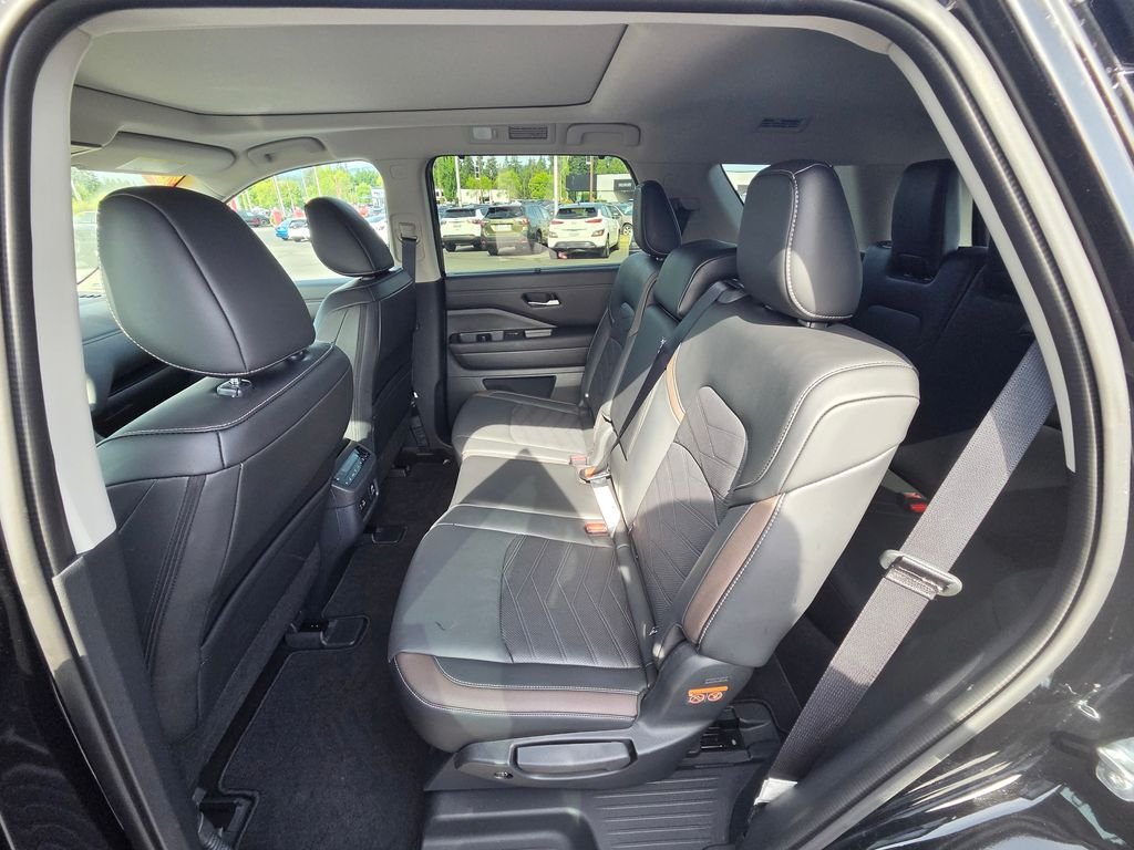 Used 2025 Black Nissan Platinum image 15