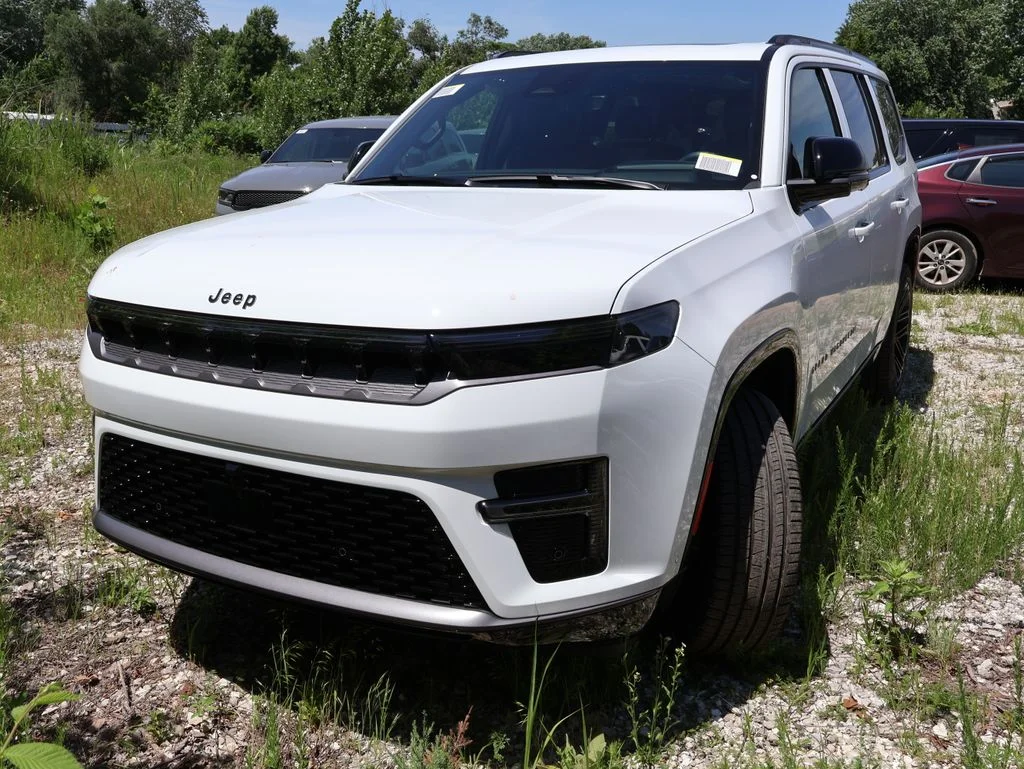 New 2026 Bright White Clear-Coat Exterior Paint Jeep Limited Reserve image 2