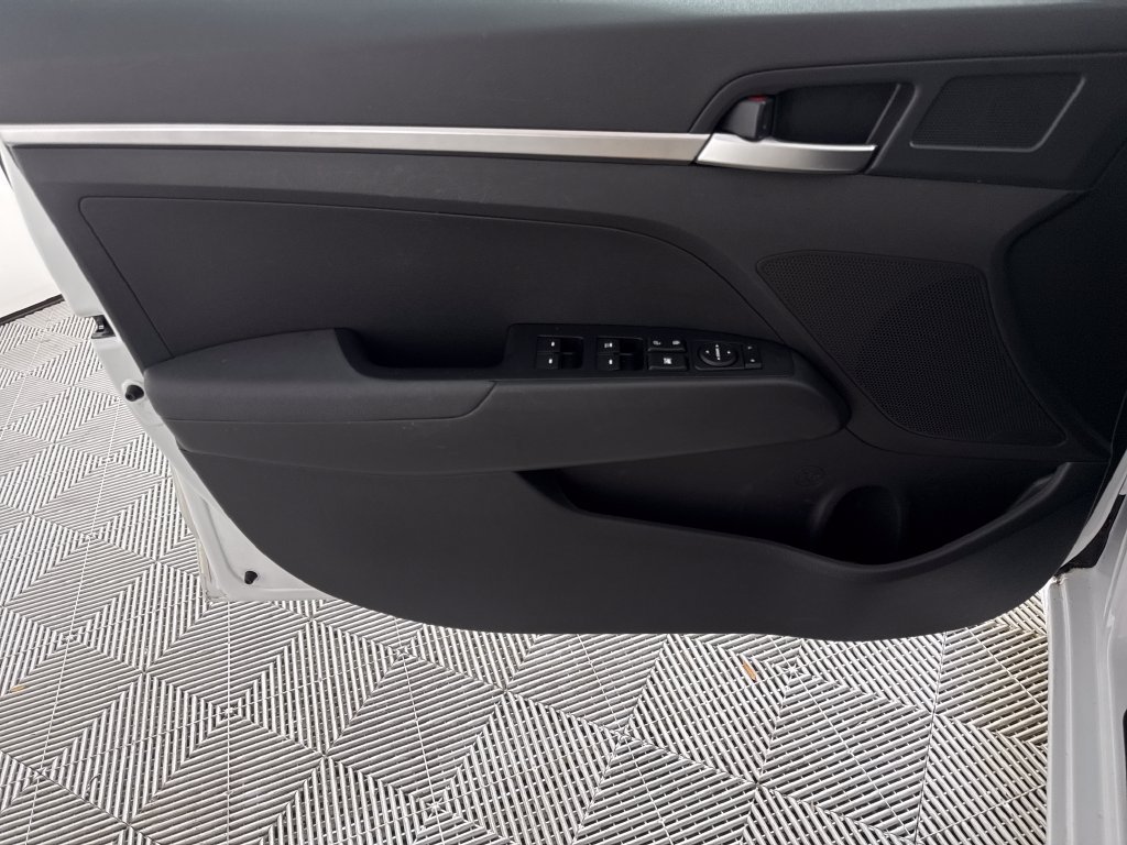 Used 2019 White Hyundai SE image 10