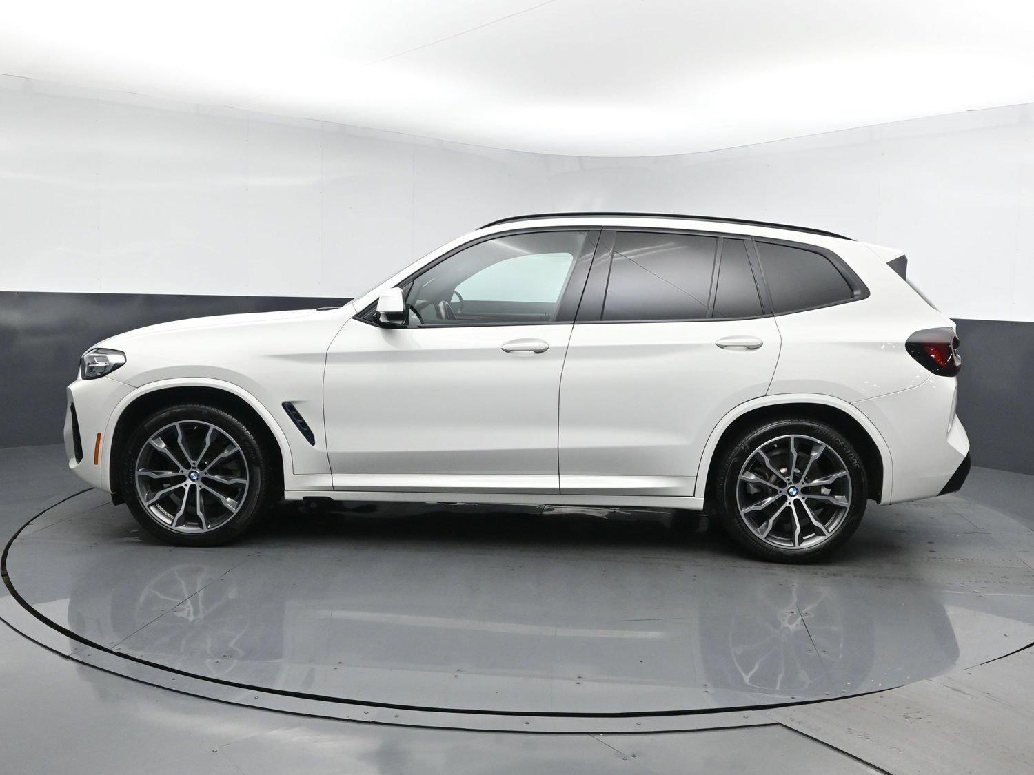 Used 2022 Alpine White BMW xDrive30i image 4