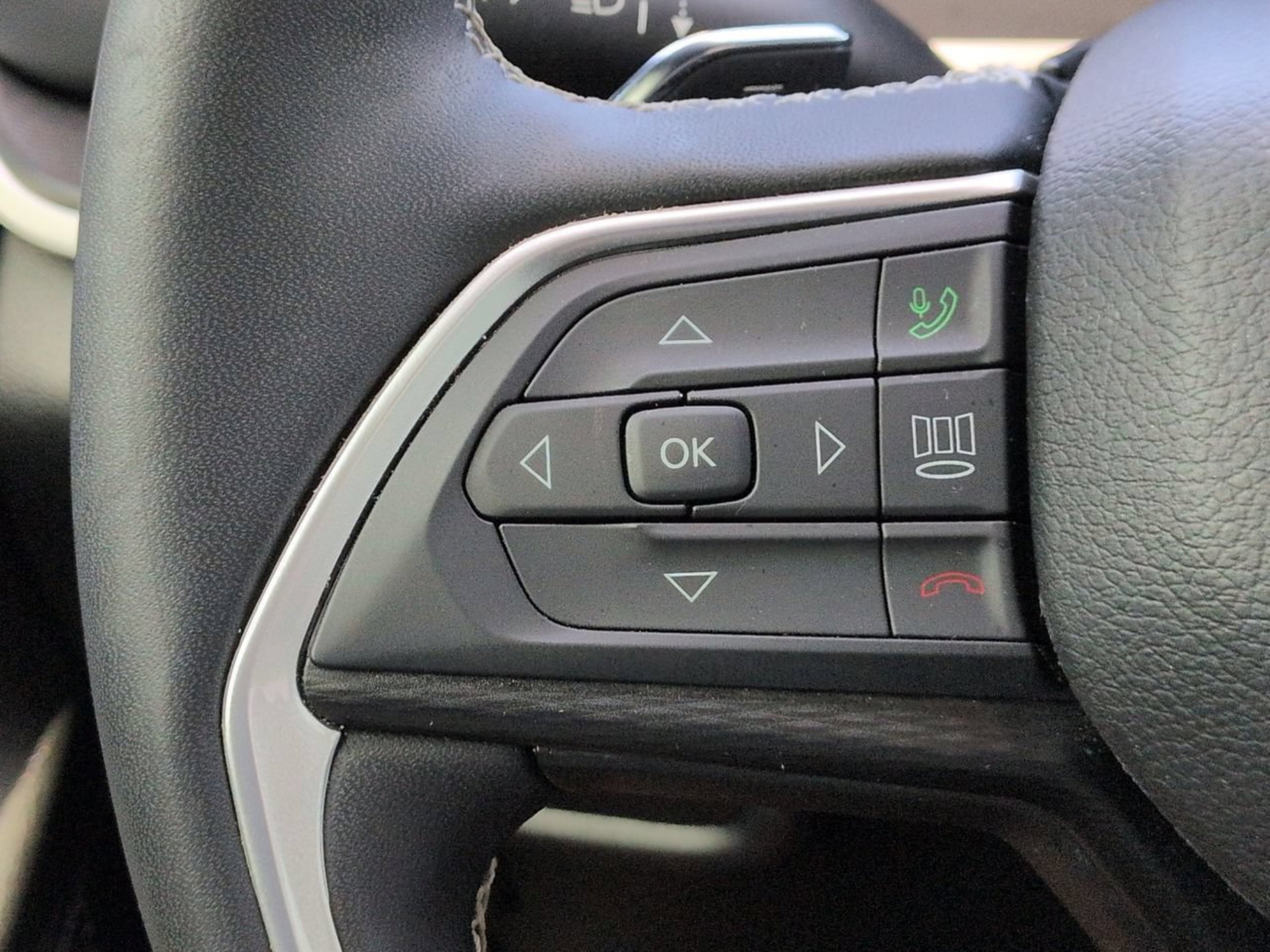 Used 2025 Silver Zynith Jeep Laredo image 22