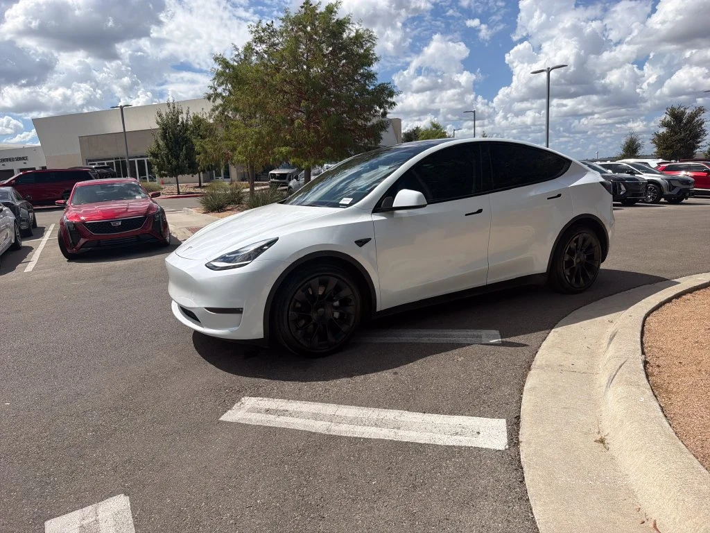 Used 2023  Tesla Standard Range image 3