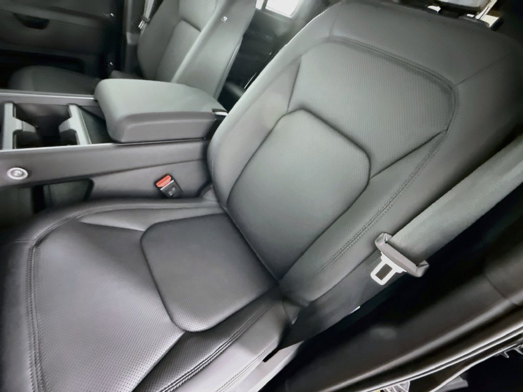New 2026 Santorini Black Land Rover X-Dynamic SE image 21