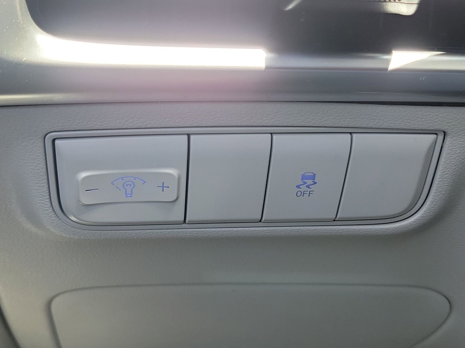 Used 2025 Silver Hyundai SE image 19