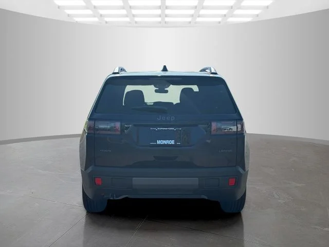 New 2026 Diamond Black Crystal Pearl-Coat Exterior Paint Jeep Laredo image 6