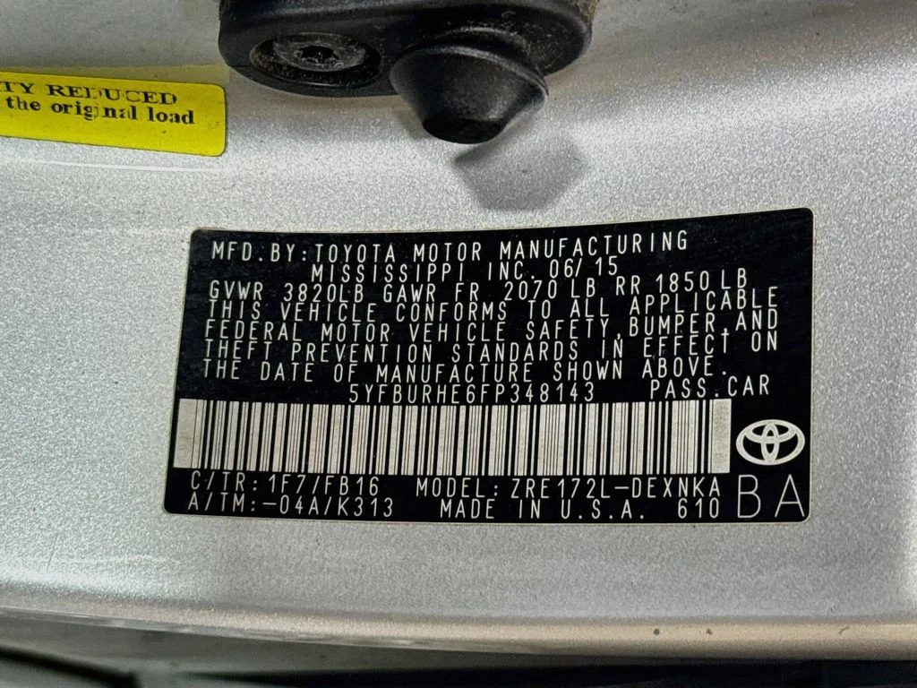 Used 2015 Silver Toyota LE image 38