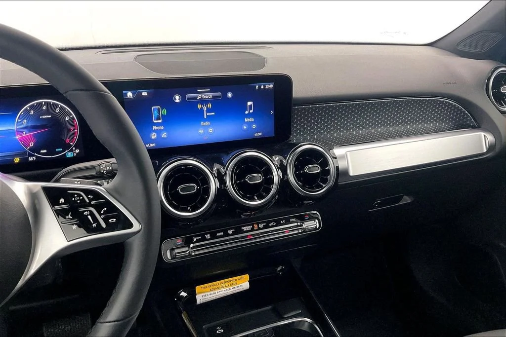 New 2026 Polar White Mercedes-Benz GLB 250 image 18